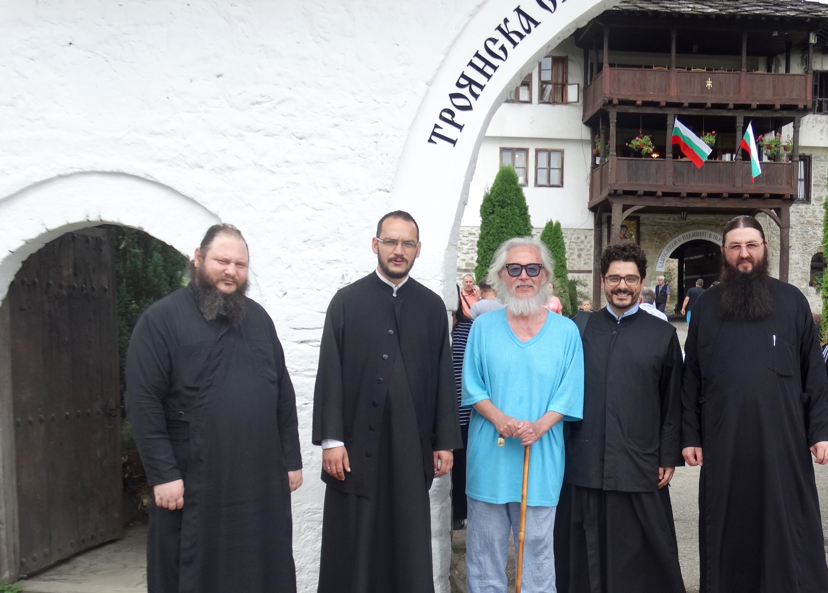Йоаким в Троянския манастир с български свещеници и монаси