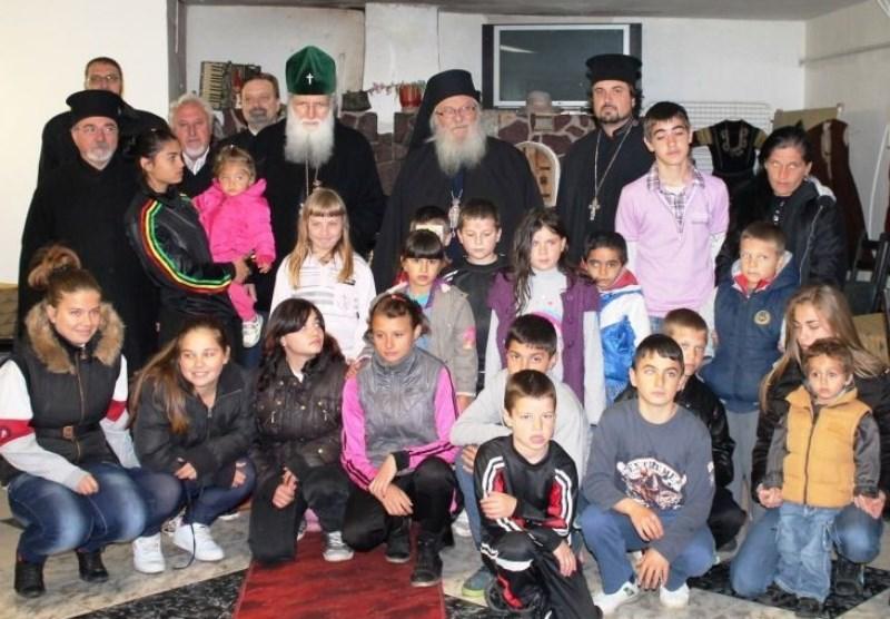 Patriarh_Neofit_s_detsata_novi_Han